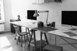 Bureau Lindermann, Arbeitsplatz mit mehreren Rechnern, Schneidematten und typografischen Mustern. Bureau Lindermann, Desk with multiple workstations cutting mats and typographic samples. Bureau Lindermann Visuelle Kommunikation
